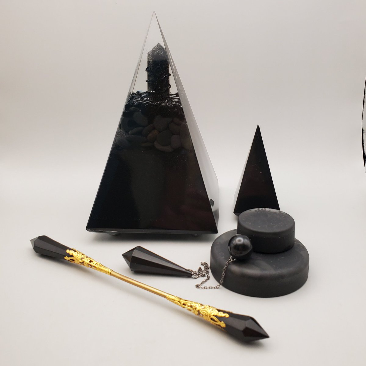 YuvondaW's tweet image. etsy.com/listing/131881… 

#orgonepyramid #shungite #emfblocker #black