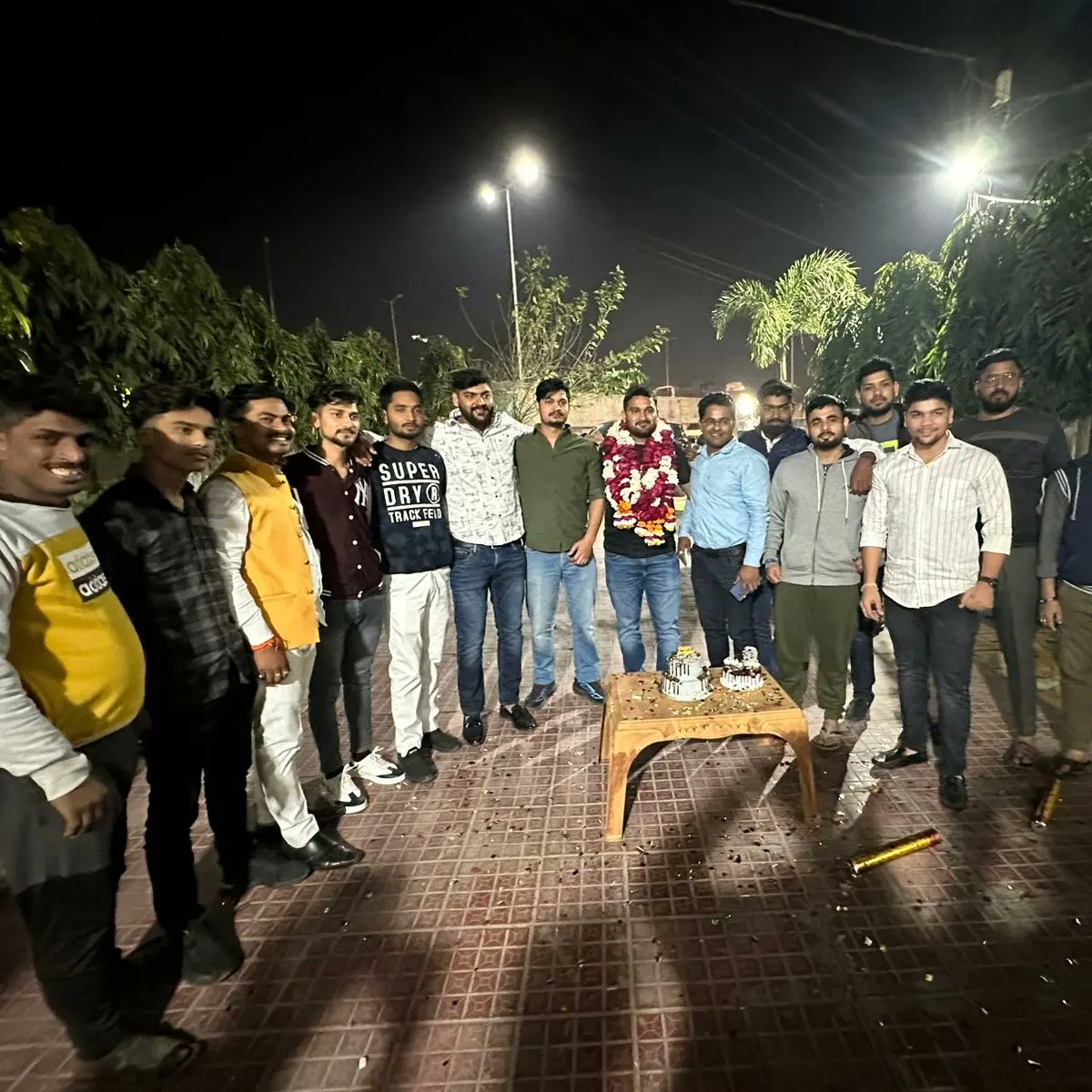 JANTA4jitendra's tweet photo. प्रिय बड़े भाई अखिलेश सिंह राठौर जी का जन्मदिन लोकप्रिय विधायक बड़े भाई श्री Abhijeet Singh Sanga जी के साथ धूम धाम से मनाया।
बहुत बहुत शुभकामनाएं बधाई।

#birthday #birthdayparty #celebration #Congratulations https://t.co/69k7Lq2Q7I