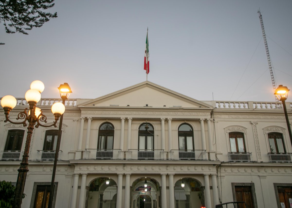 El H. Ayuntamiento de Coatepec, llevó a cabo el acto cívico con motivo del 106 Aniversario de la Promulgación de la Constitución Política de los Estados Unidos Mexicanos en 1917, encabezando este homenaje el presidente municipal Raymundo Andrade Rivera.