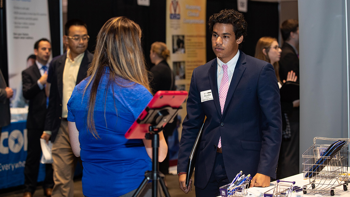 EastCarolina's tweet photo. #PirateProgram Spotlight: #ECU’s Department of Marketing and Supply Chain Management prepares #Pirates for the business world.

The program features:
→ Multiple degree options🎓
→ Business-focused student orgs💼
→ Global opportunities🌍

Learn more ➡️  https://t.co/pYNZtEnnfR https://t.co/esA4gxLrVT