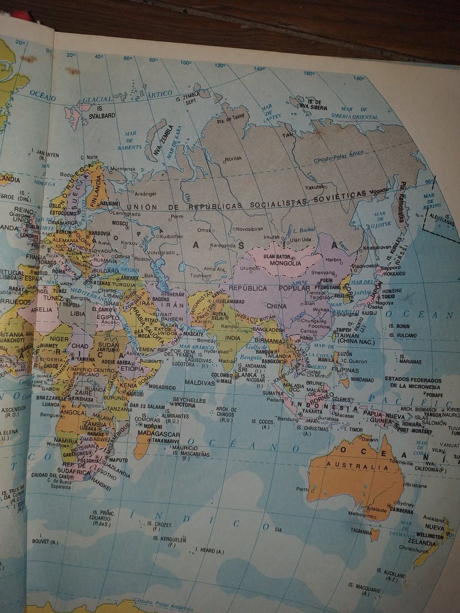 aintonella's tweet photo. encontré un atlas del 1987💀 https://t.co/TTeNebVoYn