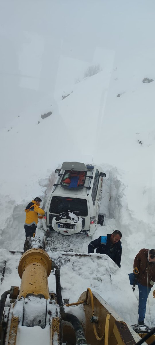 Pütürge 1 nolu ambulans ekibimiz, paletli ambulansla ve Büyükşehir Belediyesine ait AYKOME ekipleri ile vaka çıkışı yaptılar. Ekiplerimiz seyir halinde iken çığ düşmesi sonucu büyük bir tehlike atlattılar.