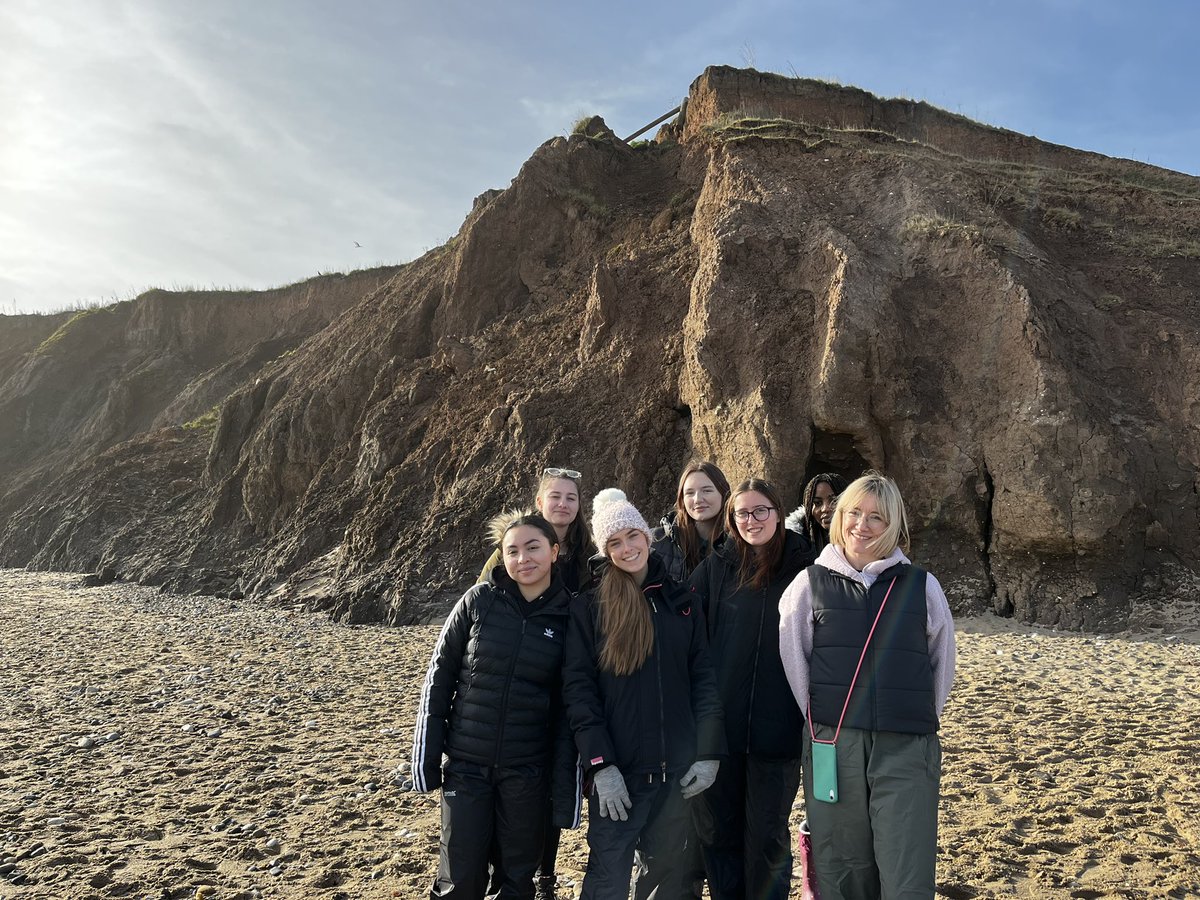 chsfg_geography's tweet photo. Finishing off the weekend at #mappleton beach and #ulrome looking at the erosion problems and management #erosion #Geography #geographyteacher @ChislehurstSch https://t.co/DE2OAjS1ks