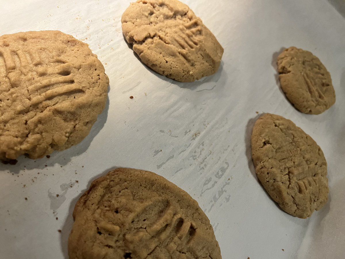 jkmontclare's tweet photo. I baked #peanutbutter cookies &amp; found out the reason for the #hashmarks….adding the criss-cross pattern or "hashmarks" to your cookies allows them to bake evenly! #learnedsomethingnew #bakingisscience https://t.co/Zm7q9LC70f