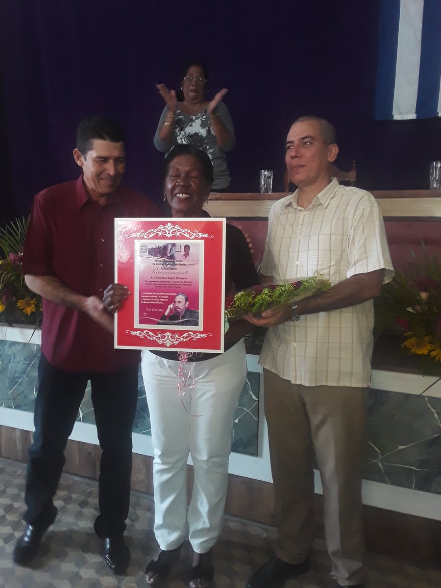 La dirección de la Asamblea Municipal del Poder Popular de #Nuevitas reconoce a Francisca Sagues Márquez por representar dignamente al pueblo nuevitero durante diez años como disputada a la Asamblea Nacional del Poder Popular.