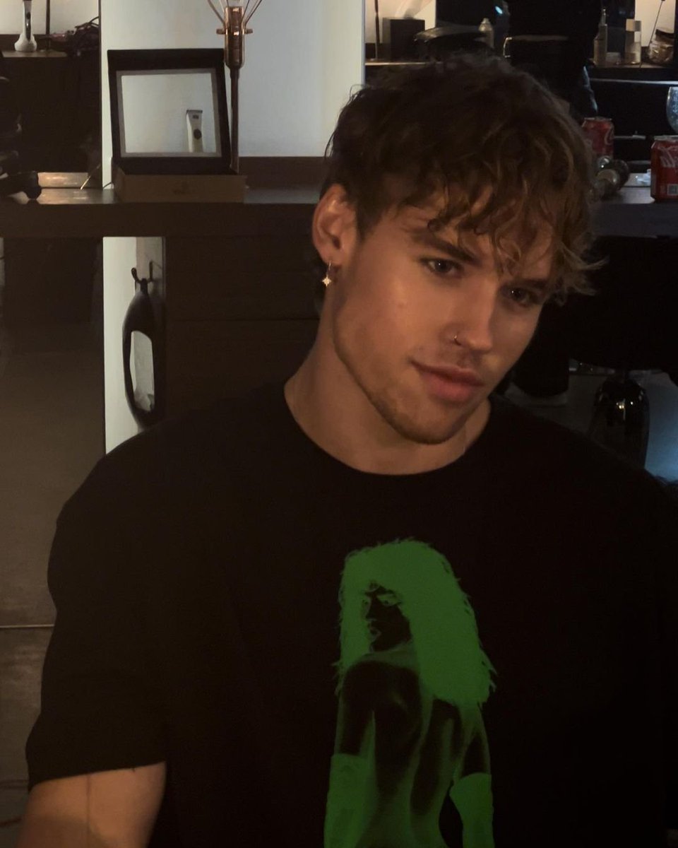 vancerwl's tweet image. think I took it way too far and I'm stumbling drunk, getting in a car. my insecurities are hurting me, someone, please come and flirt with me, I really need a mirror that'll come along and tell me that I'm fine