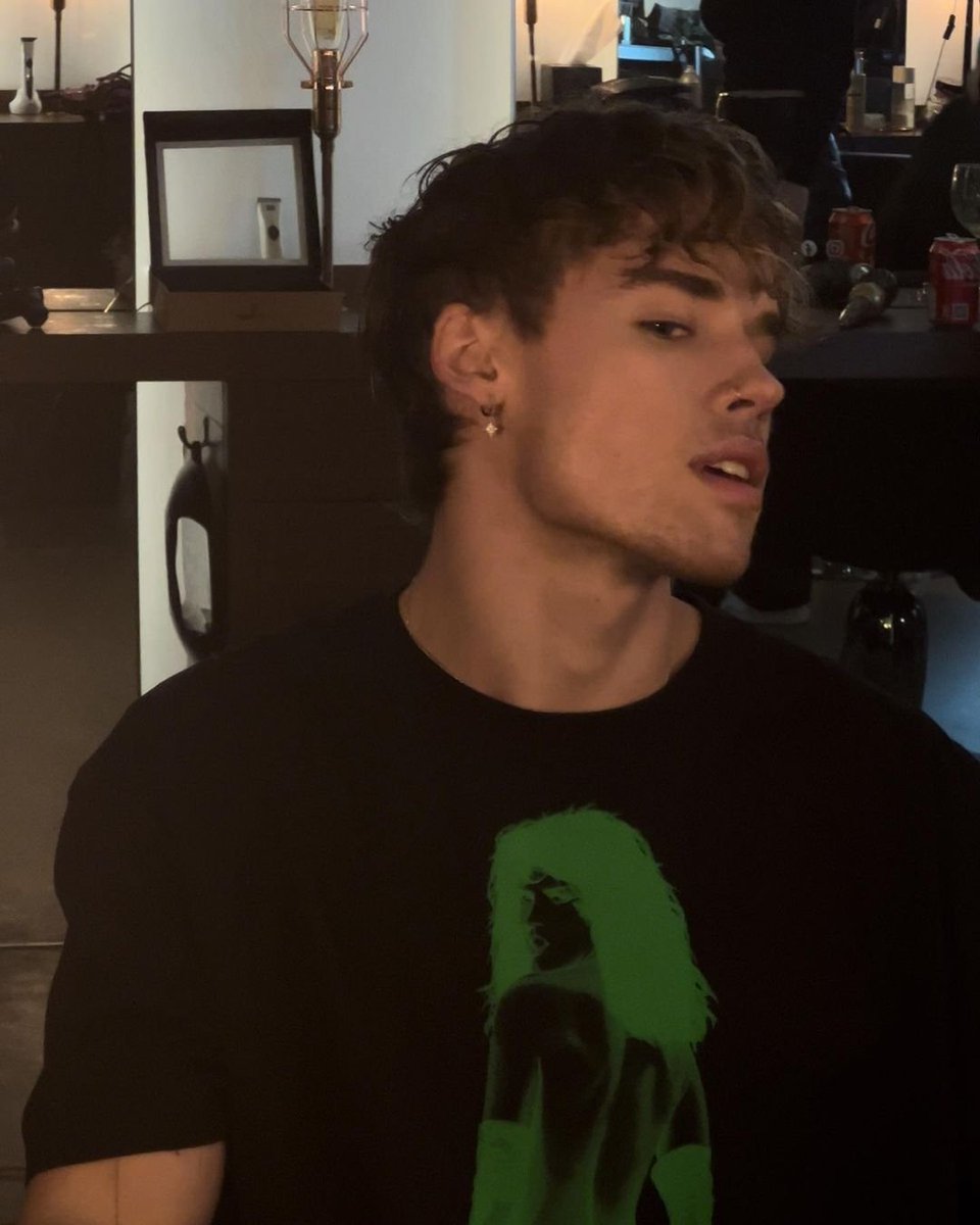 vancerwl's tweet image. think I took it way too far and I'm stumbling drunk, getting in a car. my insecurities are hurting me, someone, please come and flirt with me, I really need a mirror that'll come along and tell me that I'm fine