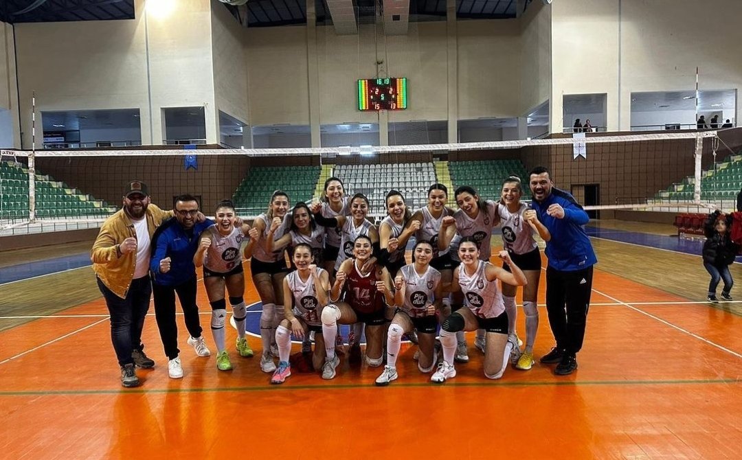 Ünye Gücü FK Kadın Voleybol Takımımız Ünye Spor Salonunda konuk ettiği lider Bordo Mavi 61 takımını tie-brek setini kazanarak 3-2 mağlup etti. Play Of yolunda takımımıza başarılar diliyoruz.