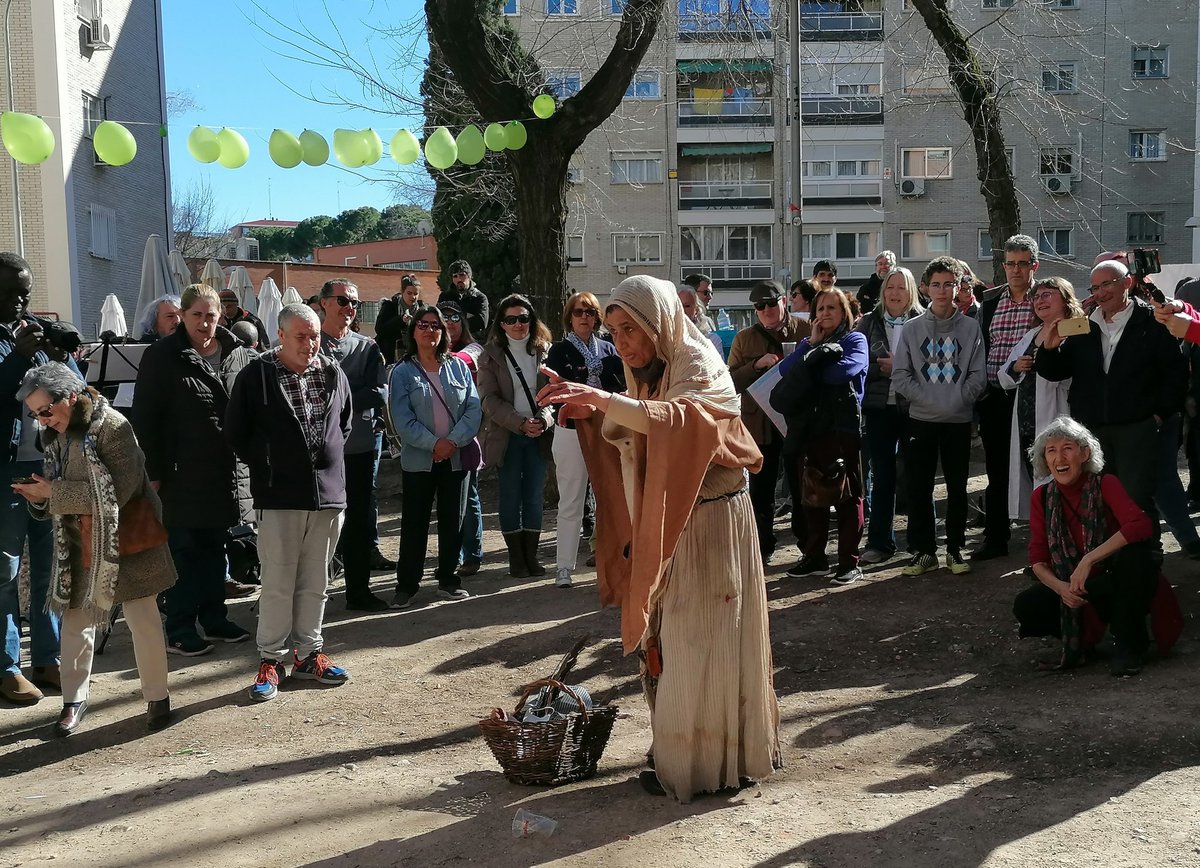 Domingo en <a href="/soci_manoteras/">A.V. Manoteras-La Soci ☎️91 766 08 66</a> <a href="/EMManoteras/">Encierro Manoteras</a> <a href="/EncierroSanidad/">S.U.M.E. Manoteras</a>
Retratista Nómada nos deja su arte, la Charanga del Colegio Público Palomeras Bajas su música, Manu sus gachas andaluzas,"La Edmunda" su sabiduría medieval y los vecinos su cariño! ❤️
 #YoApoyoAPrimaria #SanidadPublica
