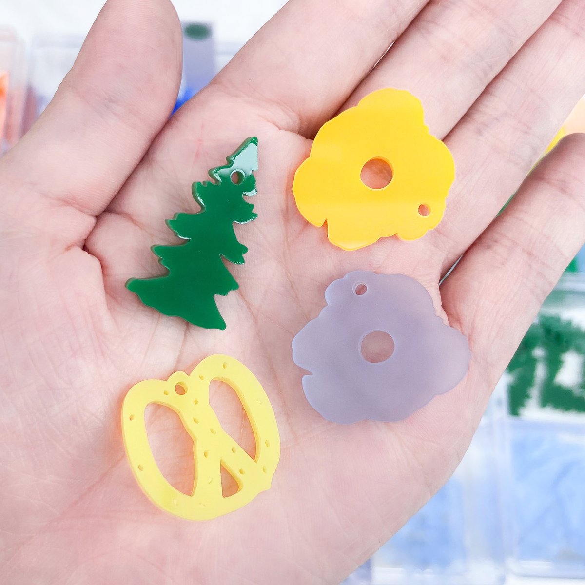 looookmai's tweet image. สิ่งฮีลใจคือการได้เดินเลือกของจุ๊กจิ๊กและ custom แบบที่ชอบเองนี่แหละ🥹💖 ร้าน play a lot ที่เรารักมากไปออกบูธที่งาน #Bangkokdesignweek2023 ด้วย กำไลเชือกเส้นละ 60 บาทเท่านั้น ปรับข้อมือหรือซื้อจี้อะคริลิคห้อยเพิ่มได้ ใครหาของขวัญให้คนพิเศษอยู่แนะนำ พิกัดที่ไปรษณีย์กลางบางรักเลย🪄