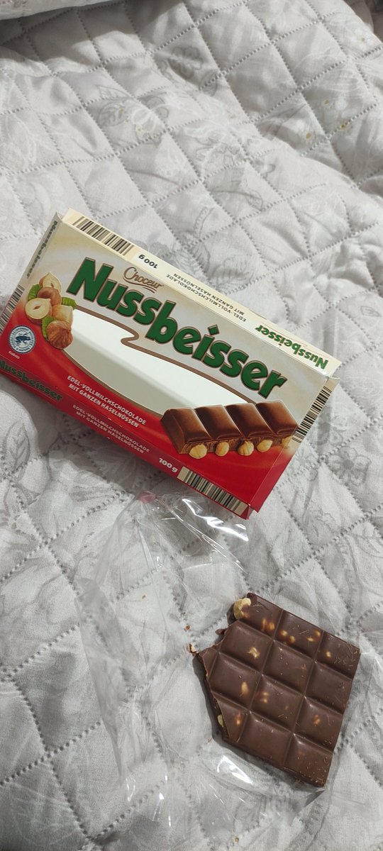 En sevmediği akrabasına Almanyadan getirdiği çikolataya çöktüm. Almanların en kötü çikolatası bile preminium.