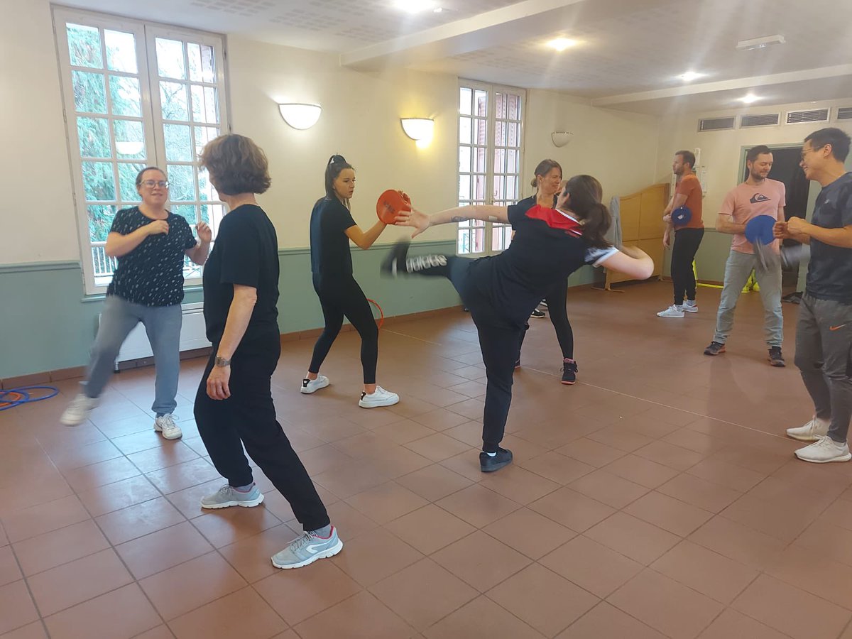 PascaleDiot's tweet image. J4 Stage « olympisme et territoire » - enseignants de cycles 2 et 3 des Yvelines. Après-midi de découverte du karaté à l’école avec Adam JACQUERAY @cdk78 et deux jeunes athlètes Elwane Blaum / Janahel Bommass
#EPS #Respect #ContrôledeSoi 
@lair_sandrine  
@PatardDominique