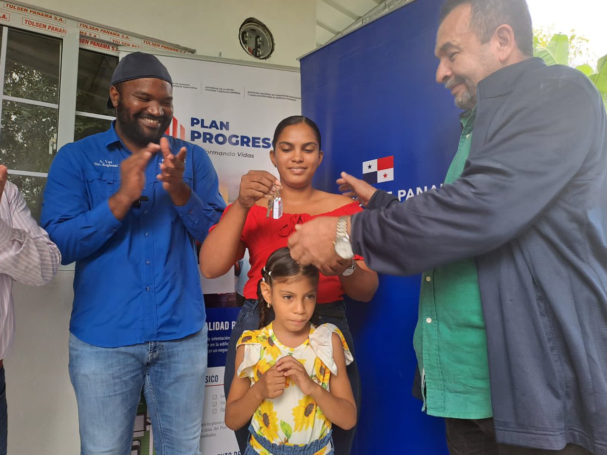 MIVIOTPma's tweet photo. 📍Bocas del Toro | Entregamos 7 viviendas del Programa de Gradualidad Residencial Social #PlanProgreso a familias que ahora tendrán un lugar más seguro para vivir en el distrito de Changuinola. #PanamáSigueCreciendo https://t.co/ZgJs6jYCC1