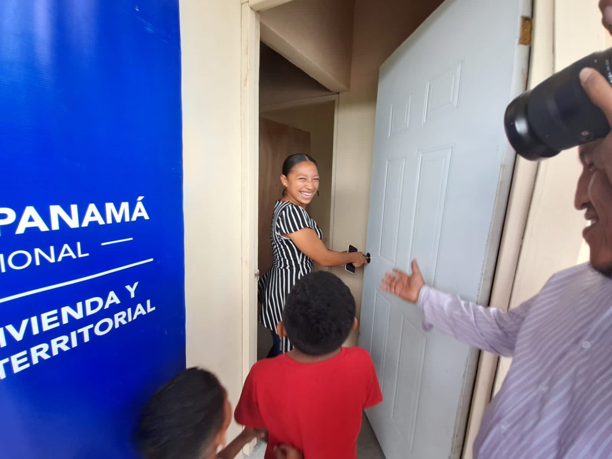 MIVIOTPma's tweet photo. 📍Bocas del Toro | Entregamos 7 viviendas del Programa de Gradualidad Residencial Social #PlanProgreso a familias que ahora tendrán un lugar más seguro para vivir en el distrito de Changuinola. #PanamáSigueCreciendo https://t.co/ZgJs6jYCC1