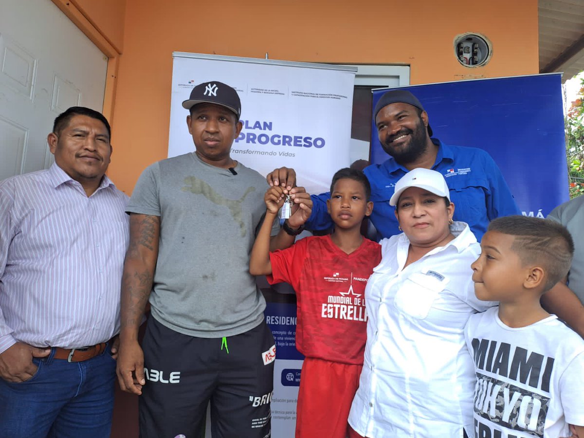 MIVIOTPma's tweet photo. 📍Bocas del Toro | Entregamos 7 viviendas del Programa de Gradualidad Residencial Social #PlanProgreso a familias que ahora tendrán un lugar más seguro para vivir en el distrito de Changuinola. #PanamáSigueCreciendo https://t.co/ZgJs6jYCC1
