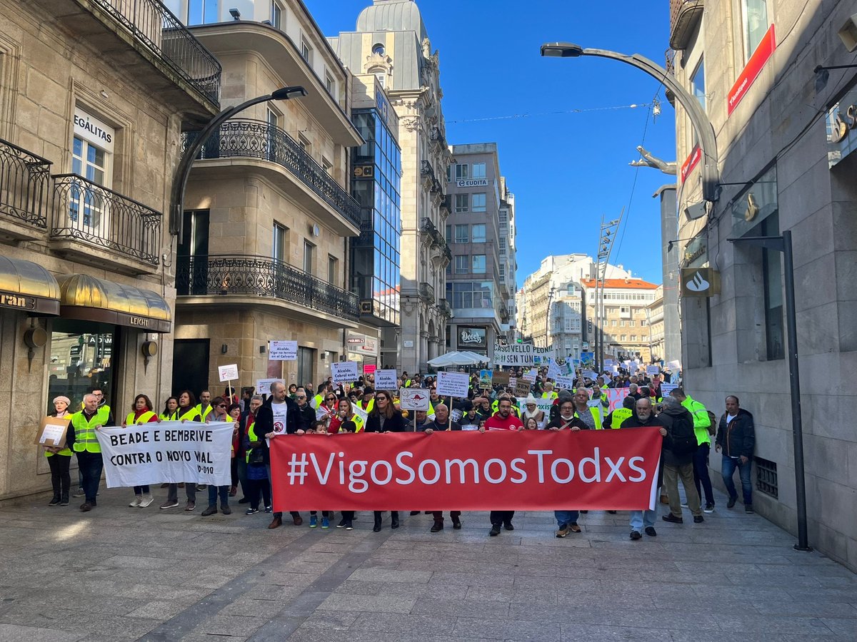 Esta mañana en Puerta del Sol. Más de 17 colectivos nos unimos para exigirle al alcalde que no nos ningunee. Porque le guste o no... Vigo somos todos!!!