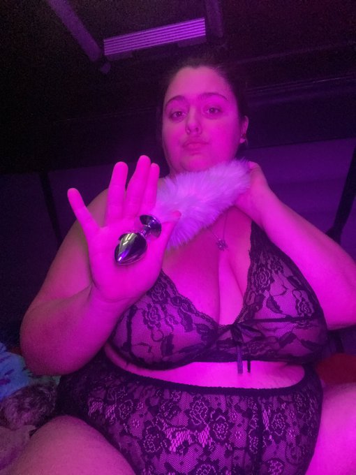 Two different sizes, you pay $10 for the small one and $20 for the big one, and I&rsquo;ll give you five pictures<a href="/tag/sugarbaby"class="tags"><span>#sugarbaby</span></a><a href="/tag/sugarbabytwitter"class="tags"><span>#sugarbabytwitter</span></a><a href="/tag/sugardaddylegit"class="tags"><span>#sugardaddylegit</span></a>