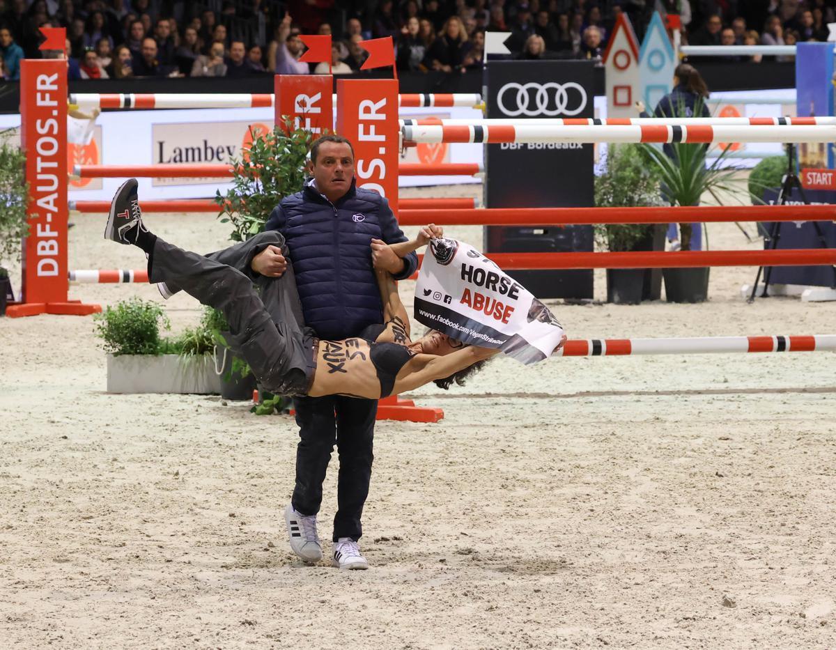 Vidéo. Deux militants végans perturbent le Grand Prix du Jumping de Bordeaux sudouest.fr/sport/video-de…