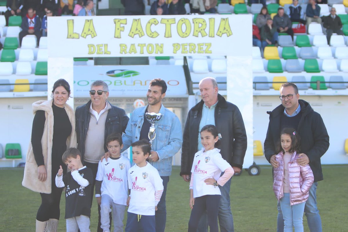 Hoy Diego Gamiz ha recibido antes del partido el premio al jugador más regular de la temporada pasada, el trofeo fue entregado por Pedro Sanchez Pedraza “Pedrito” exentrenador del CD Pozoblanco