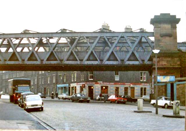 inthestair333's tweet image. I can see the hoose fae here! #shades #easterroad #leith #edinburgh #pub 
PS: This picture both predates Erich Schaedler buying the pub and me being old enough to drink in it. Or, indeed, buy a house.  Hence Ye Olde Football Arms.