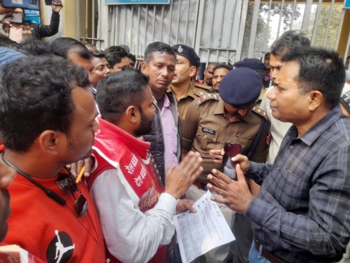chandan_viswash's tweet photo. @AshwiniVaishnaw @RailMinIndia @ShivaGopalMish1 #Fill_CCAASeat_FromCCAA_InGroupD  CEN NO-RRC-01/2019(LEVEL-POSTS) में CCAA छात्रों का 20 %रिजर्व सीट CCAA के छात्रों को 14.1 पैरा से बाहर र�� अधिकतम अंक से लेकर सीट खाली रहने पर न्यूनतम अंक के छात्रों का भी मेरिट तैयार किया जाए https://t.co/0u3sitzdPN