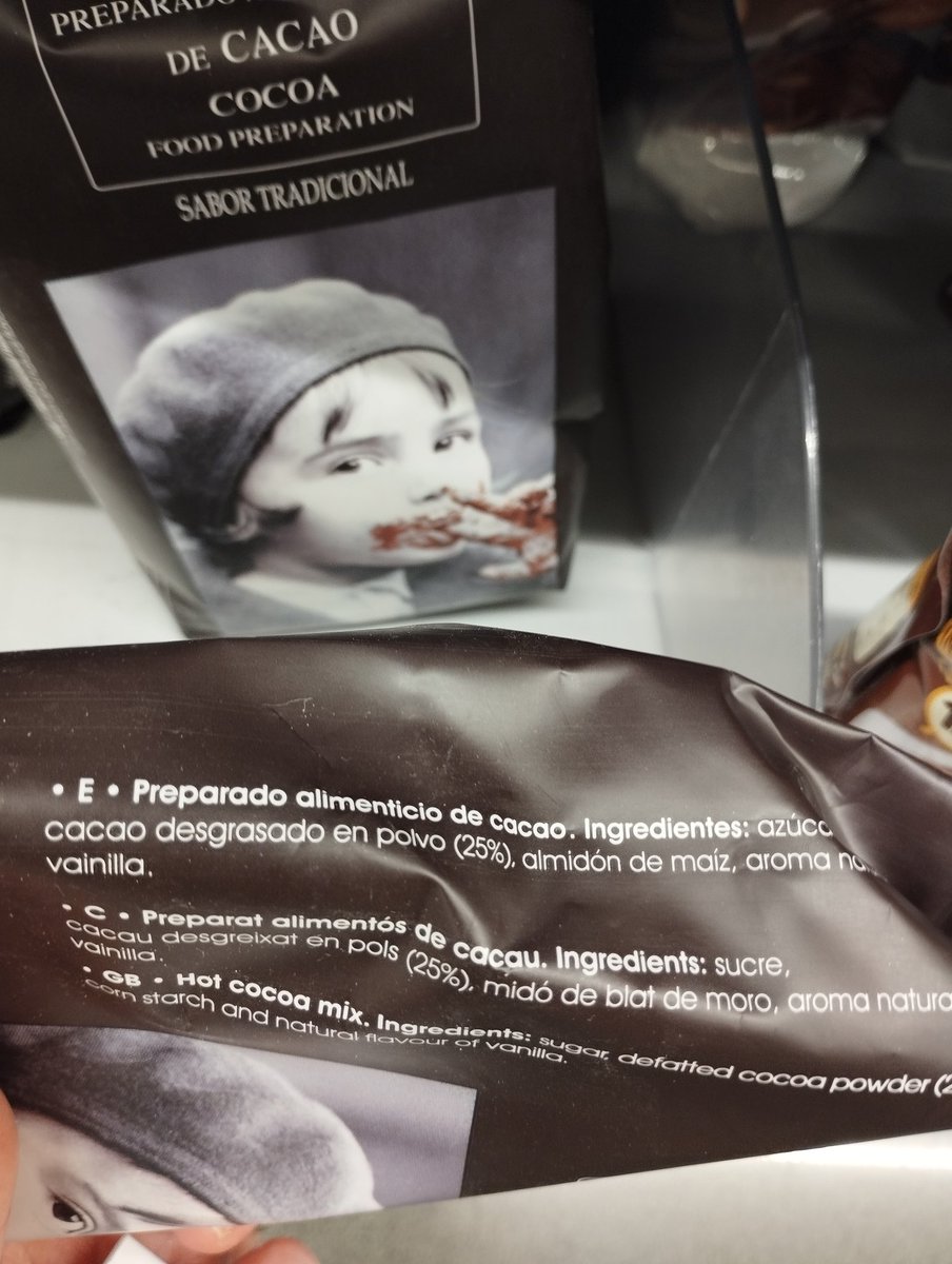 nereachocolate's tweet photo. Los "chocolates a la taza" industriales llevan muy poco cacao. El 1° sólo un 16 por ciento. El 2° un 25 por ciento. Son preparados de cacao; no mienten. El color y la densidad nos recuerdan al chocolate espeso. Pero si cierras lo ojos, no sabe a chocolate😬. Hay aromas de👇🏾 https://t.co/uM6oyn7Ot9