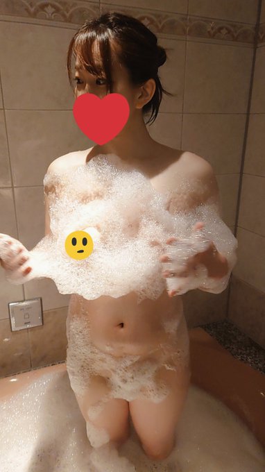おはよー🥱 泡泡🛀 https://t.co/1LZxVMQCxS<a href="/tag/%E3%81%B1%E3%82%93%E3%81%A1%E3%82%89"class="tags"><span>#ぱんちら</span></a><a href="/tag/%E5%AF%92%E6%B3%A2%E8%A5%B2%E6%9D%A5"class="tags"><span>#寒波襲来</span></a><a href="/tag/%E5%AF%92%E3%81%84%E3%81%AE%E3%81%A7%E4%BD%93%E3%82%92%E5%8B%95%E3%81%8B%E3%81%97%E3%81%BE%E3%81%97%E3%82%87%E3%81%86"class="tags"><span>#寒いので体を動かしましょう</span></a>