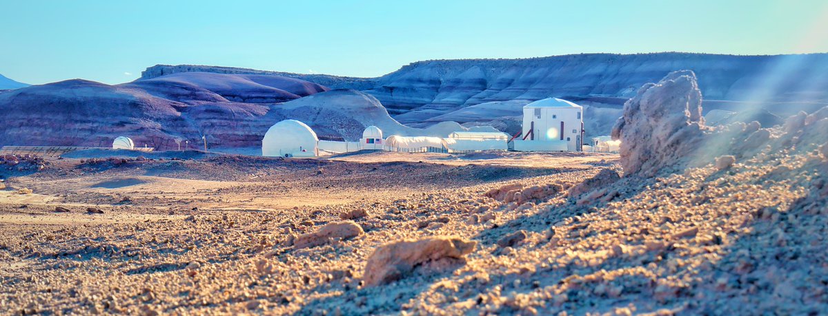 jnxyz's tweet photo. Mars on Earth: a series 🔴📸 
1. @MDRSupdates - Mars Desert Research Station in widescreen, coming home with #Crew270 after a long hike to the surrounding hills. 
Ad Martis!

And thanks @TheMarsSociety for all you do! #occupymars #spaceeducation #spacewardbound https://t.co/QtpC21ZjQL
