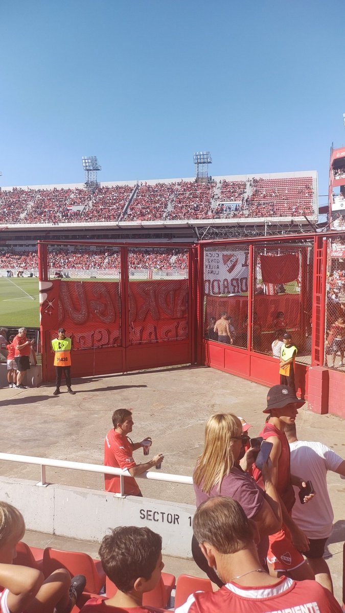 La.entrada más cara de la cancha y no se ve el arco.por la bandera increíble. "Si querés bajarla vos" dijo el de seguridad @independiente