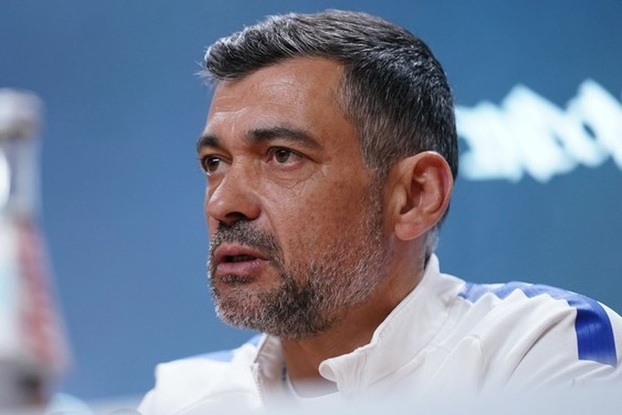 CabineSport's tweet photo. Conceição: "Obviamente que não ficamos alheios ao que se passa e ao que se diz. Deve ser inédito a equipa que ganhou os últimos quatro títulos nacionais ser tão massacrada por toda a gente como somos, mas isso acontece porque ganhámos. Enquanto disserem mal de nós é bom sinal." https://t.co/6hUfsEm5RA