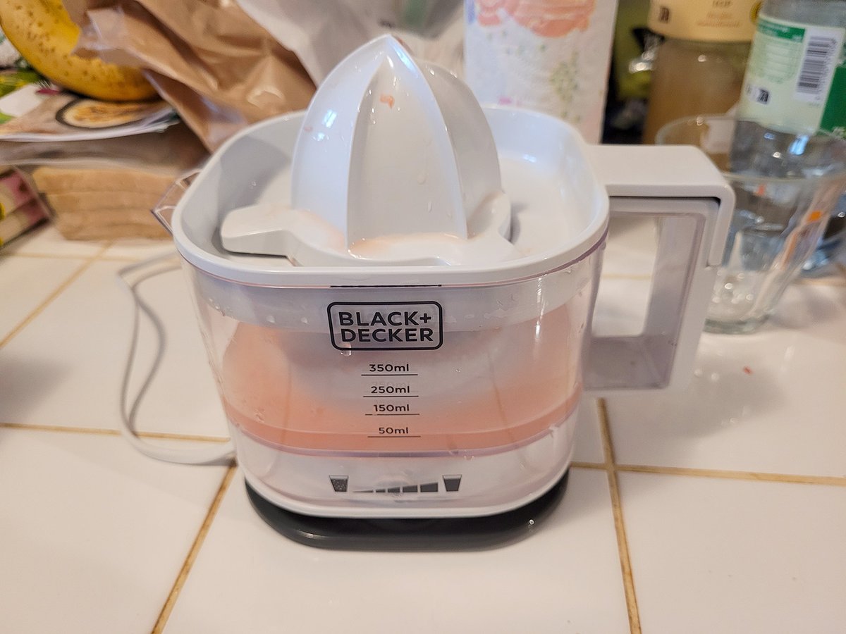 Climaxe_fr's tweet image. A la recherche d'un presse-agrumes, j'ai mis la main sur le Black+Decker BXCJ25E, un modèle de 25W. Grosse déception ! Je vous explique pourquoi dans le test ci-après : je-teste.com/test-dun-press… #climaxe #blackdecker #BXCJ25E #presseagrume #presseagrumes #technologies