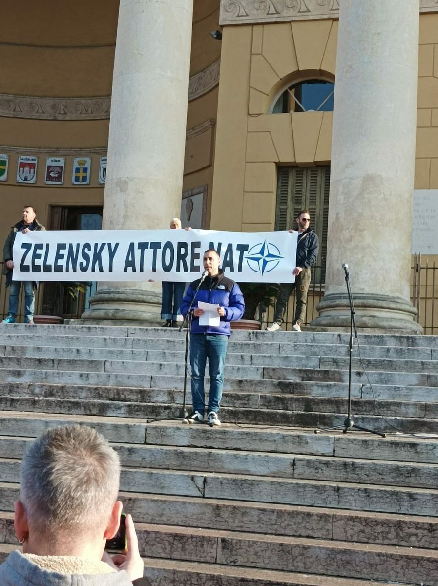 ANNACippiu's tweet photo. Si è tenuta nel pomeriggio a Verona una manifestazione contro la Nato e il coinvolgimento dell'Italia nel conflitto in Ucraina. Centinaia le persone presenti che hanno espresso solidarietà alla Federazione Russia contro le sanzioni. Sono intervenuti il deputato del Veneto https://t.co/eSwxcG88Hx