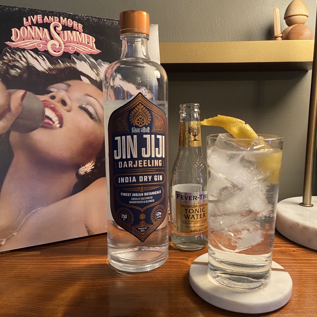 A balmy 28°! It’s summer somewhere!

#WineCoDrinks #jinjiji #fevertree #gandt #ginandtonics #summertime #summerfeels