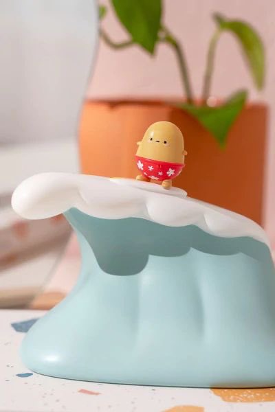 kansaita_'s tweet photo. una lámpara de una patata surfeando una ola.... no sé por qué pero la necesito https://t.co/1rWDJPT6Ku