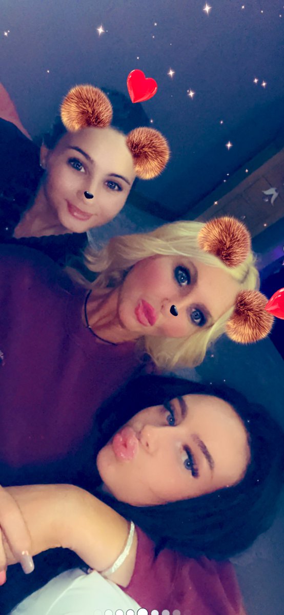 debbschanz's tweet photo. Tonites gona get messy Me + my gurrrls are on it !! My treat tonite as they spoiled me for my birthday so im cooking for them + cos i luv them so much π₯°π#chilli #cajunchicken #loadsoffood #cocktails #specialpeople ππ https://t.co/gEyJIDHAcE