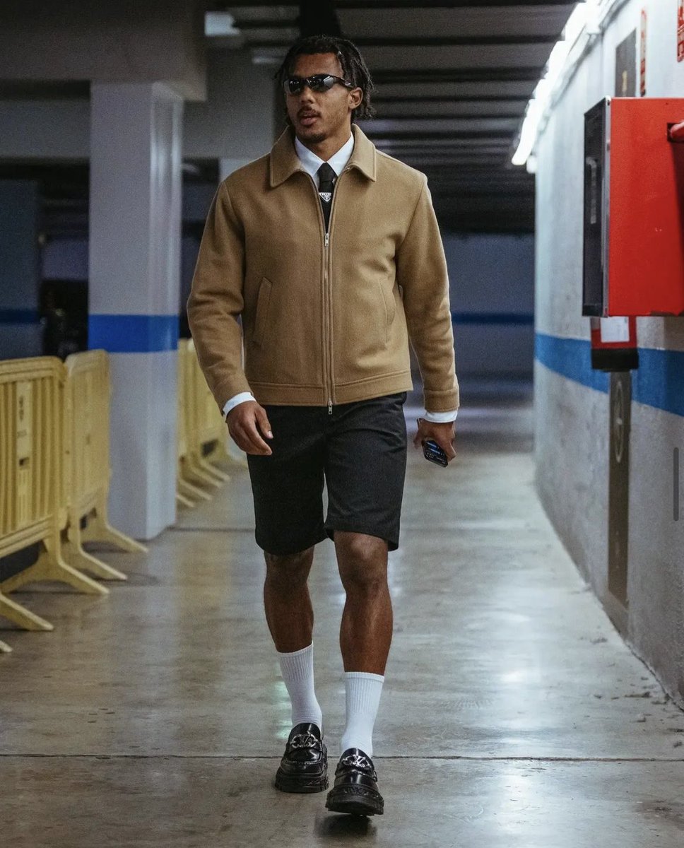 lnstantFoot's tweet photo. Jules Koundé joue peut-être au Barça mais il n’est pas dans la même cour que ses coéquipiers niveau flow. 🧊 https://t.co/3zzS8oHNt4