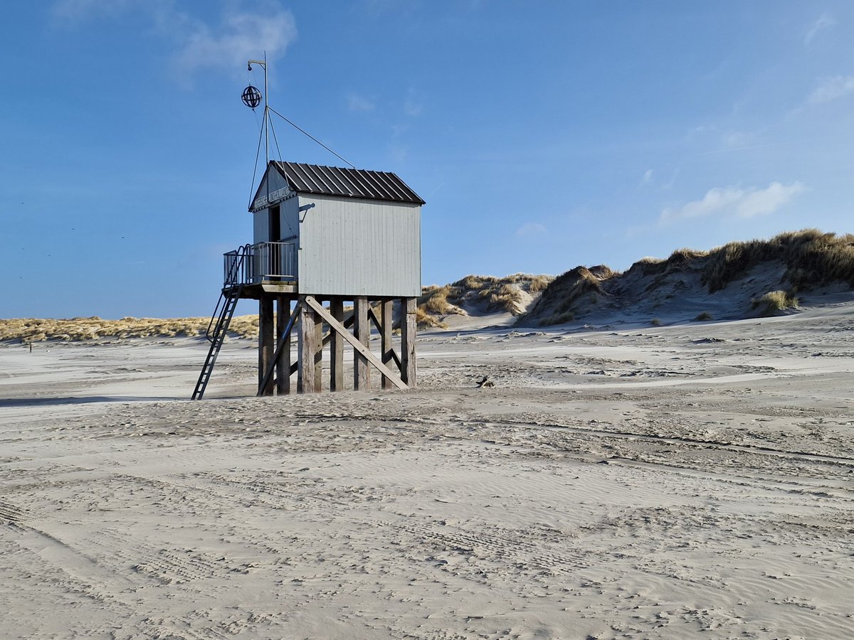 Helder blauw bij het Drenkelingenhuisje 💙#Terschelling <a href="/DZK_deWadden/">De Zee Kust DE WADDEN</a> <a href="/DZK_TS/">De Zee Kust TERSCHELLING</a> <a href="/noordzeenieuws/">NoordzeeStrandnieuws</a>