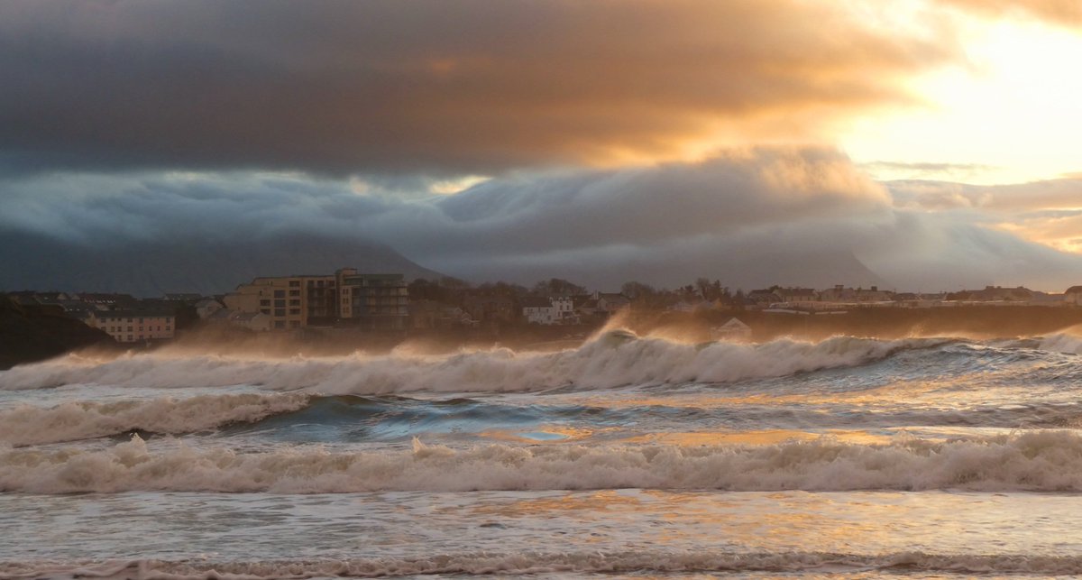 photos_by_cara's tweet photo. Bundoran sunset tonight. 
@DscoverBundoran #bundoran #sunsetphotography #sunset @barrabest https://t.co/a2qSDOlW2Z