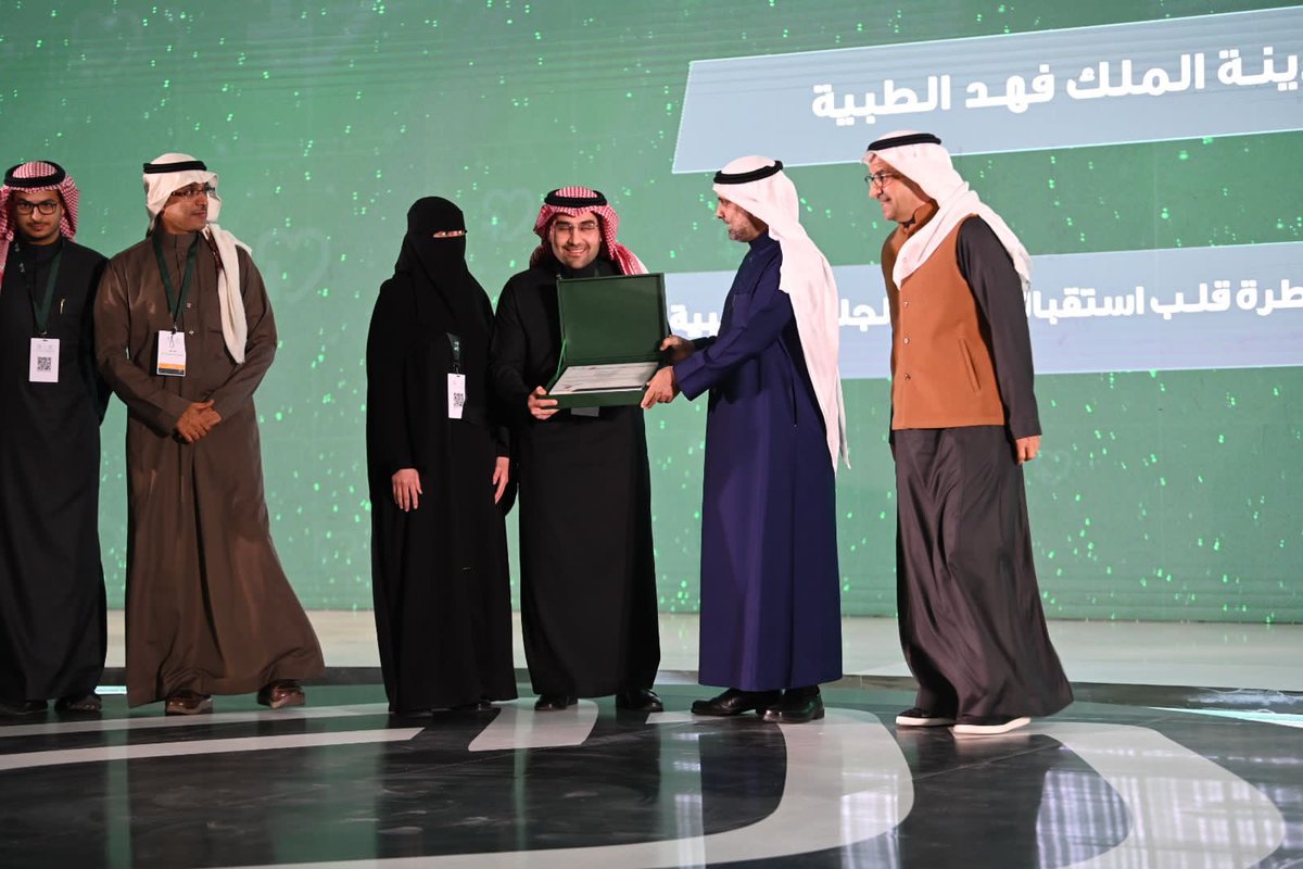 News_ksa11's tweet photo. جانب من تكريم #وزير_الصحة للفائزين بـ #جائزة_أداء_الصحة.

#أخبار تصوير: @amal22112013 https://t.co/gu6p6usgBi