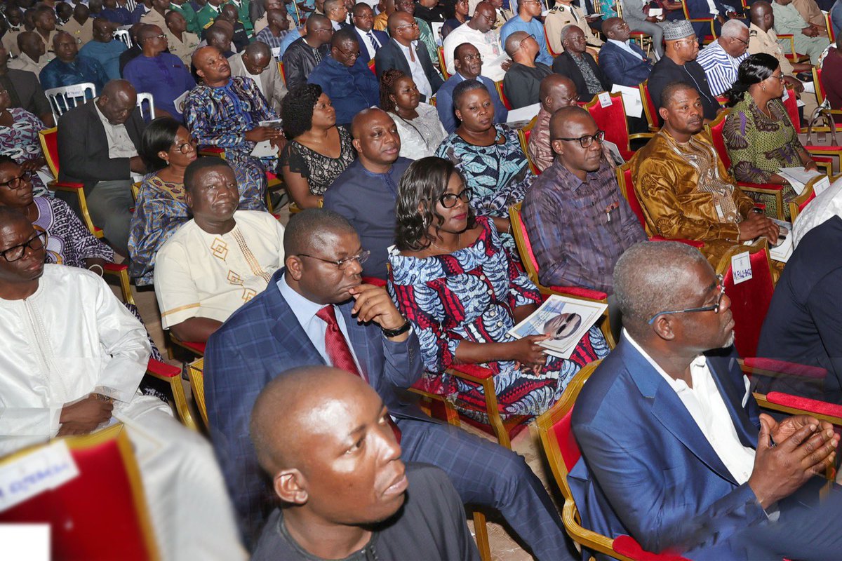 PresidenceTg's tweet photo. L’office s’est déroulé en présence de personnalités étrangères venues, pour la circonstance, rendre hommage à l’illustre disparu, notamment l’ancien Président du Nigéria, Son Excellence @Oolusegun_obj, et M. @marcelamontanoh, Secrétaire exécutif du Conseil de l’Entente. https://t.co/5yvbgCEFQO