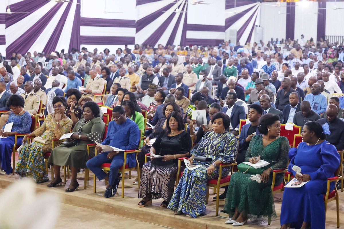 PresidenceTg's tweet photo. L’office s’est déroulé en présence de personnalités étrangères venues, pour la circonstance, rendre hommage à l’illustre disparu, notamment l’ancien Président du Nigéria, Son Excellence @Oolusegun_obj, et M. @marcelamontanoh, Secrétaire exécutif du Conseil de l’Entente. https://t.co/5yvbgCEFQO