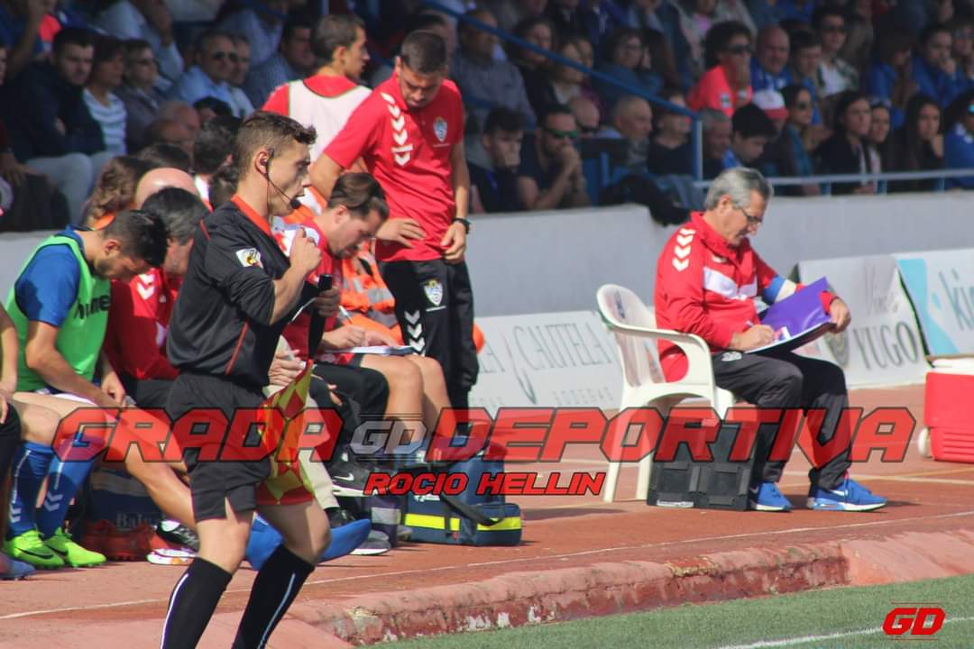 DeporteCLM's tweet photo. 🔝 Se llama 𝗗𝗼𝗺𝗶𝗻𝗴𝗼 𝗔𝗹𝘂𝗺𝗯𝗿𝗲𝗿𝗼𝘀 𝗙𝗿𝗲𝘀𝗻𝗲𝗱𝗮. TODA la VIDA ligada al fútbol. Primero como árbitro de fútbol donde sentó cátedra.

➡️ Después como DELEGADO del Socuéllamos donde lleva más de 2️⃣0️⃣ años dedicándole su tiempo y trabajo al equipo de sus amores. https://t.co/rXRUNA2rg5