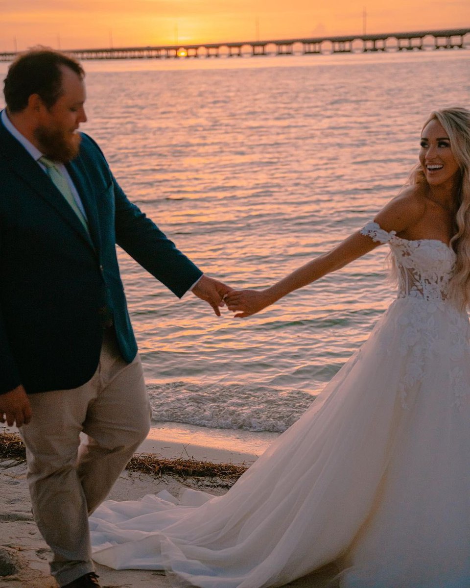 lukecombs's tweet image. I know just tryin’ to write a song I run the risk that I could get your perfect wrong. And well I guess what I’m tryin’ to say is there ain’t words been made could shoulder so much weight. 

#LoveYouAnyway