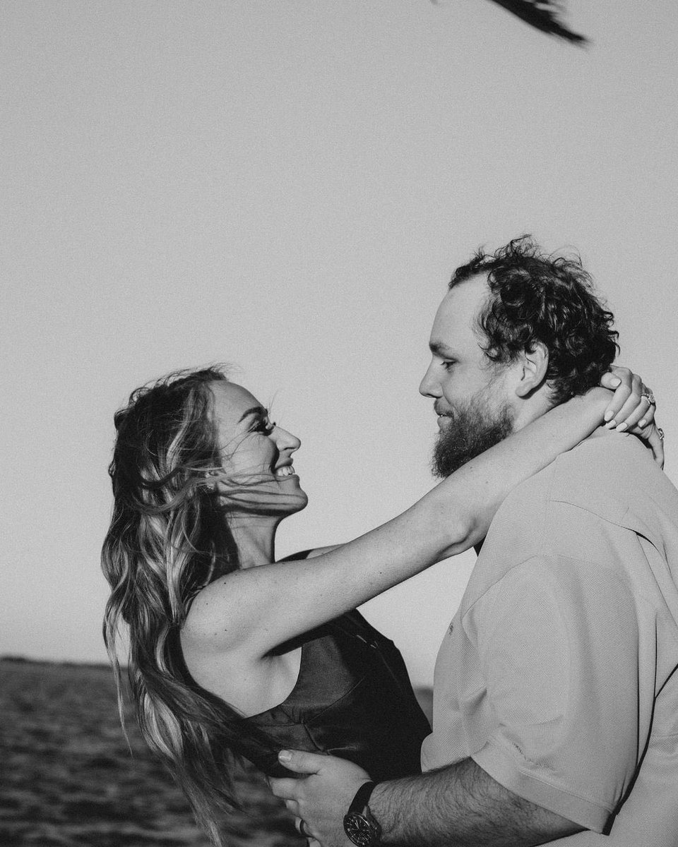 lukecombs's tweet image. I know just tryin’ to write a song I run the risk that I could get your perfect wrong. And well I guess what I’m tryin’ to say is there ain’t words been made could shoulder so much weight. 

#LoveYouAnyway