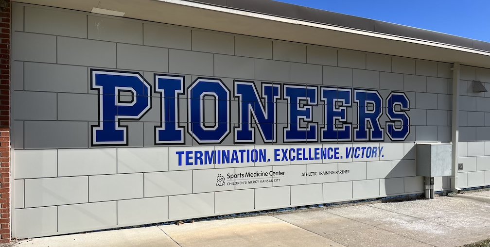 robdew's tweet photo. Weel done, high school slogan letter deleters. https://t.co/t7xKkrSKe8