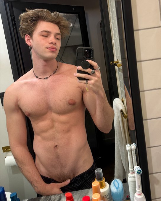 Bed head 🤭 https://t.co/dChvoGG8Ws