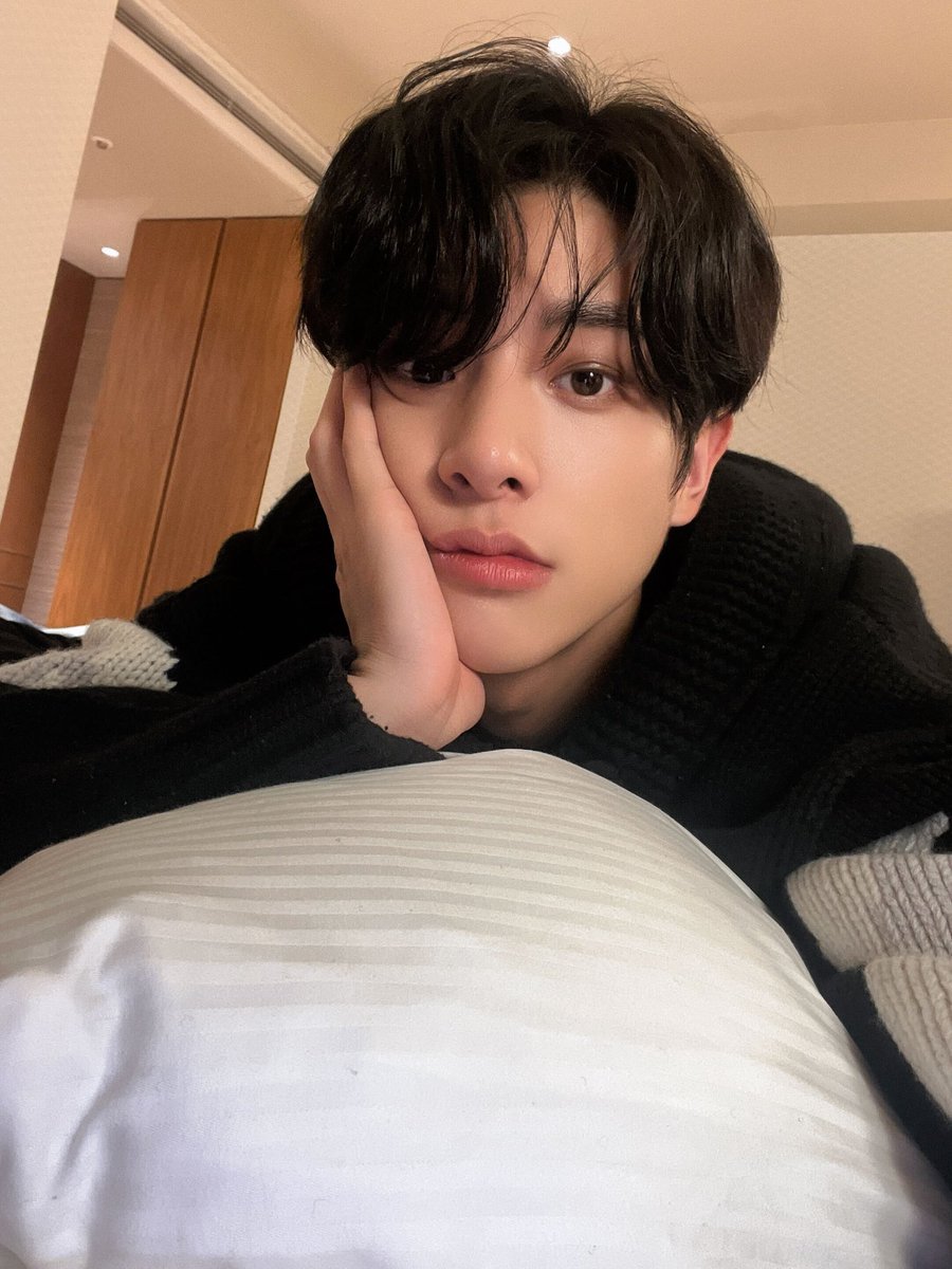 jakedshim's tweet photo. I tried taking a bed selca for once hehe https://t.co/4TtoT912rw