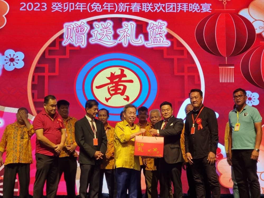 simkuihian's tweet image. 🐰正月十五元宵节•2023 #CNY🧧 #chapgohmei

晋汉省黄氏公会2023 癸卯新春联欢团拜

㊗️ #安康吉祥•#兴•#旺•#发
㊗️ #砂拉越•#团结•#富强•#包容•#前进

#jagasarawakbait2
#SarawakFirst

Skh🐝