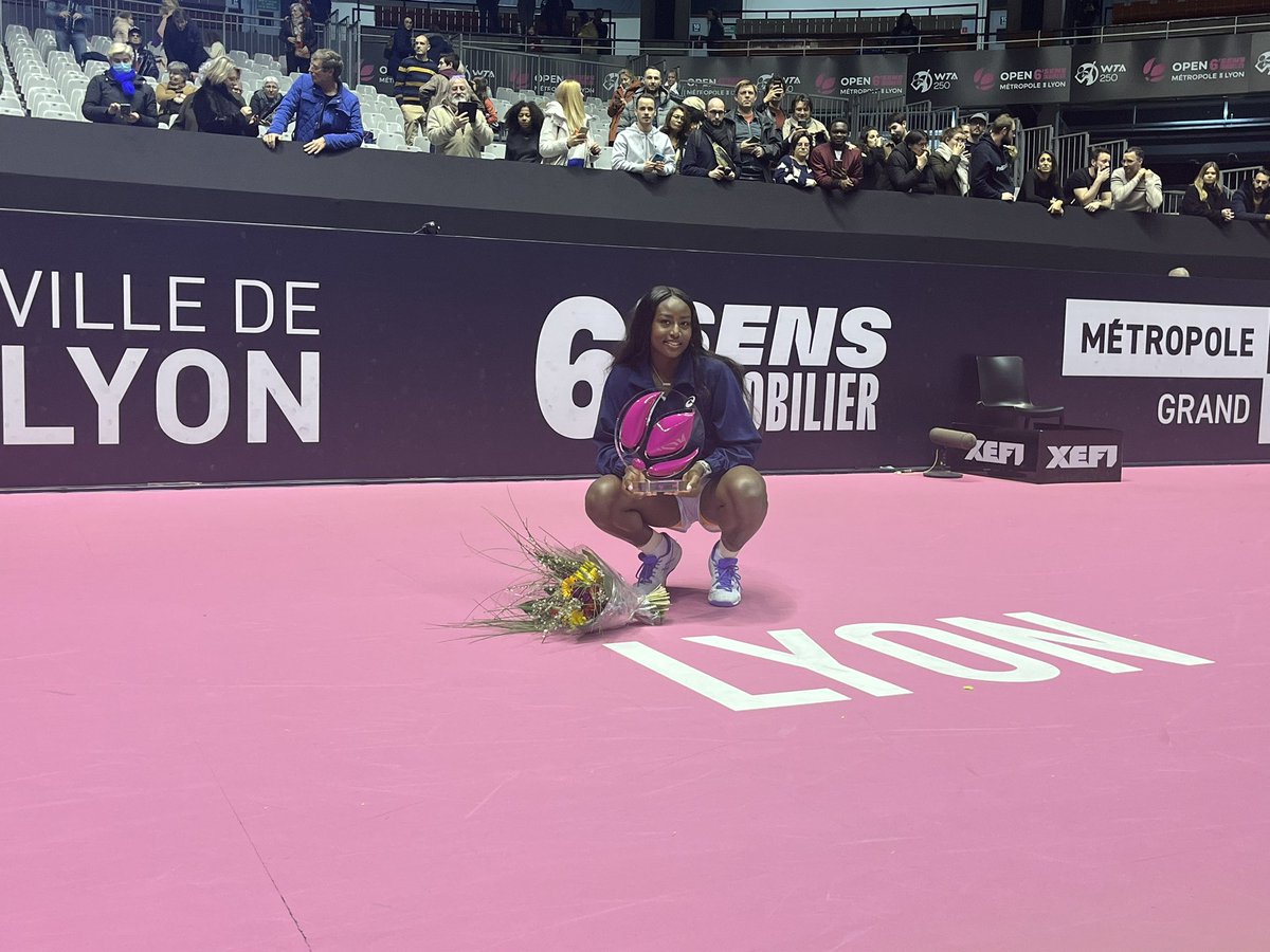 TennisActu's tweet photo. Alycia Parks remporte son premier titre WTA après sa victoire contre Caroline Garcia (7-6, 7-5). "Je reviendrai l’an prochain à Lyon" a affirmé l’Américaine en sortant du cours. #AlyciaParks #Parks #tennis #WTALyon #O6SML23 https://t.co/S05WXNkzS7