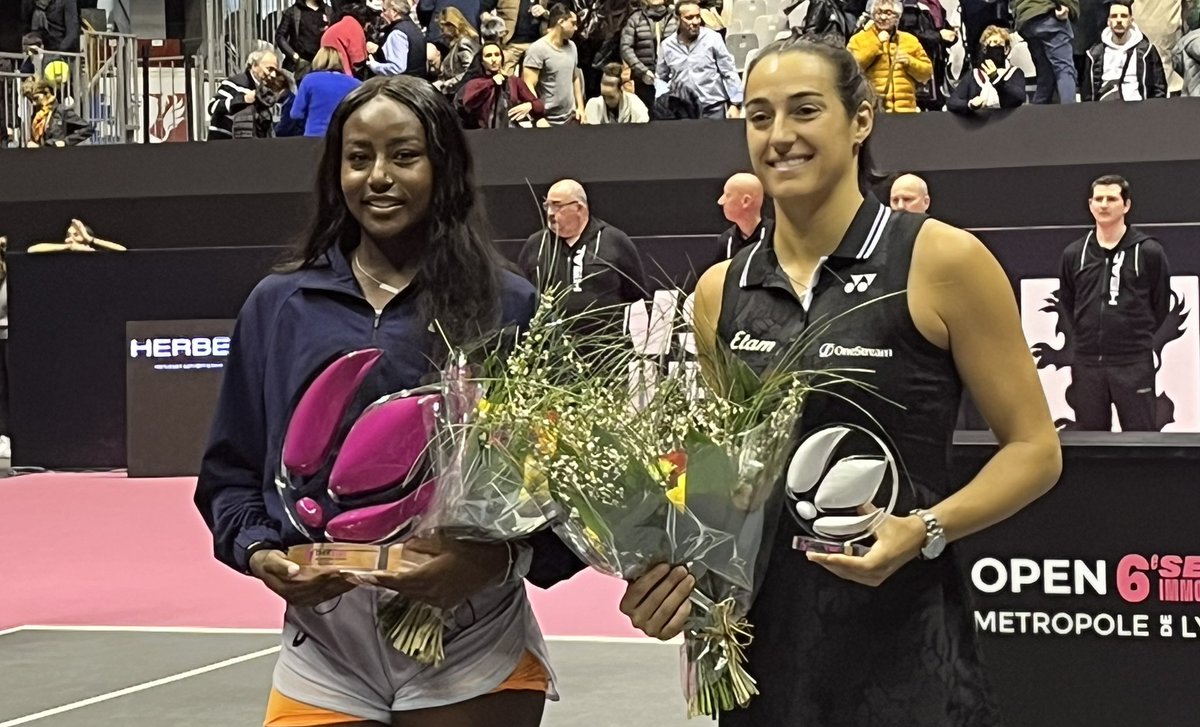 TennisActu's tweet photo. Alycia Parks remporte son premier titre WTA après sa victoire contre Caroline Garcia (7-6, 7-5). "Je reviendrai l’an prochain à Lyon" a affirmé l’Américaine en sortant du cours. #AlyciaParks #Parks #tennis #WTALyon #O6SML23 https://t.co/S05WXNkzS7